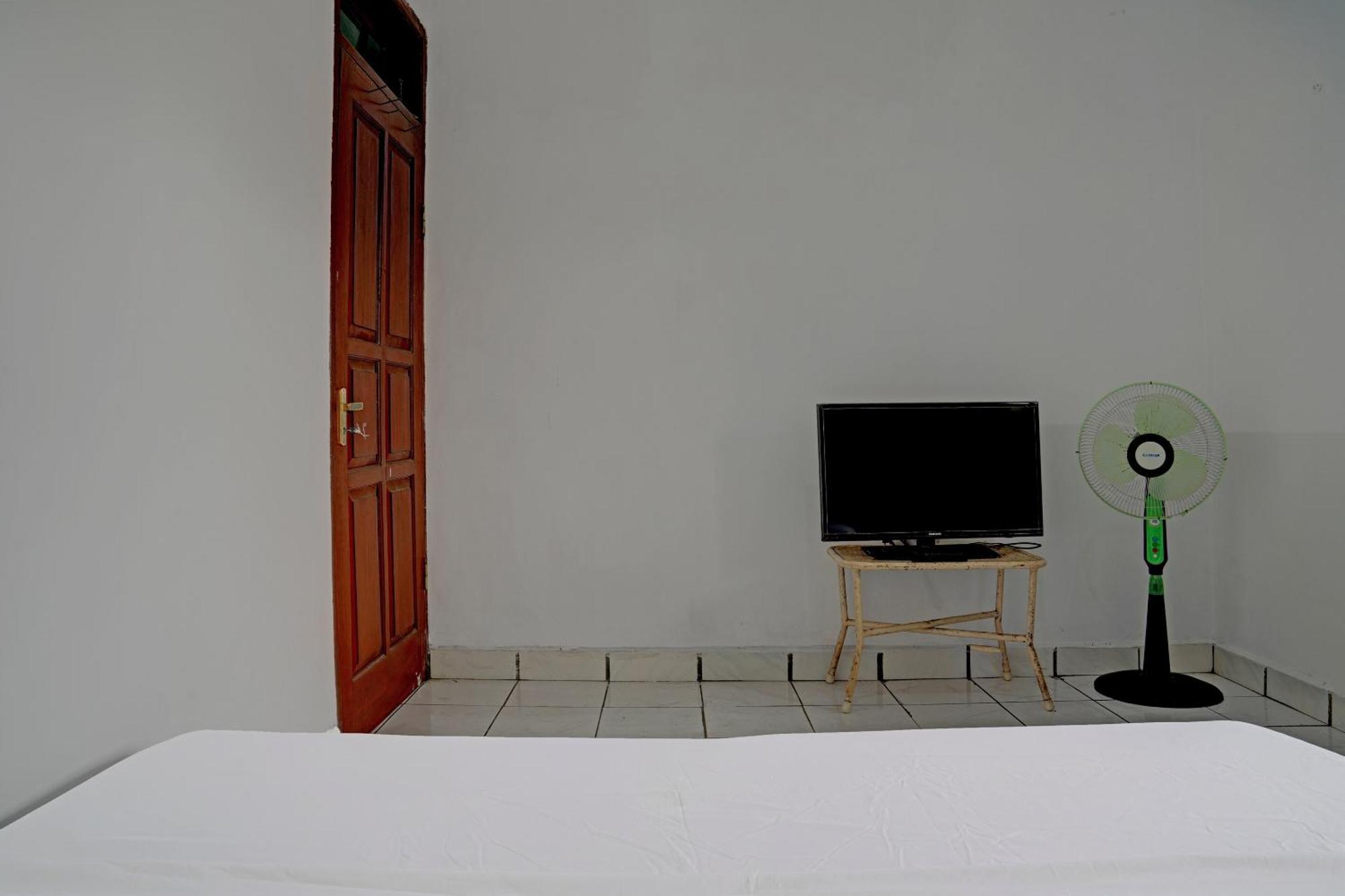 Spot On 92856 Home Stay Syariah Aom Kusman Sukabumi Bagian luar foto
