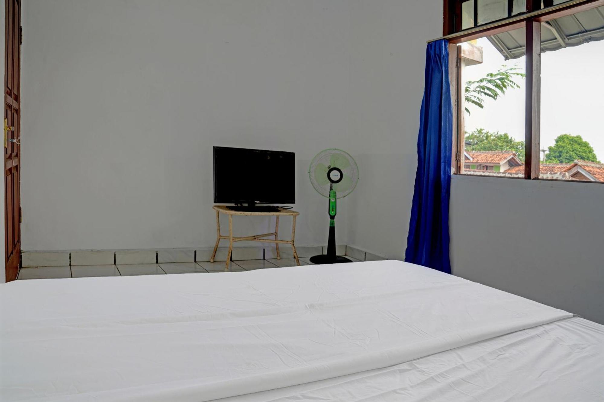Spot On 92856 Home Stay Syariah Aom Kusman Sukabumi Bagian luar foto
