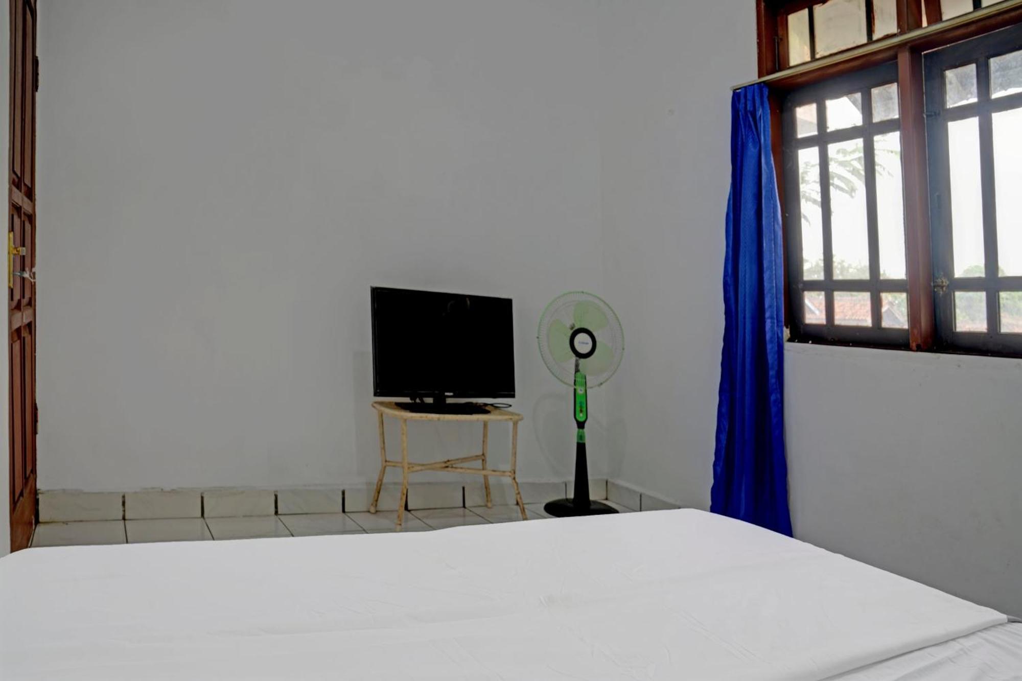 Spot On 92856 Home Stay Syariah Aom Kusman Sukabumi Bagian luar foto