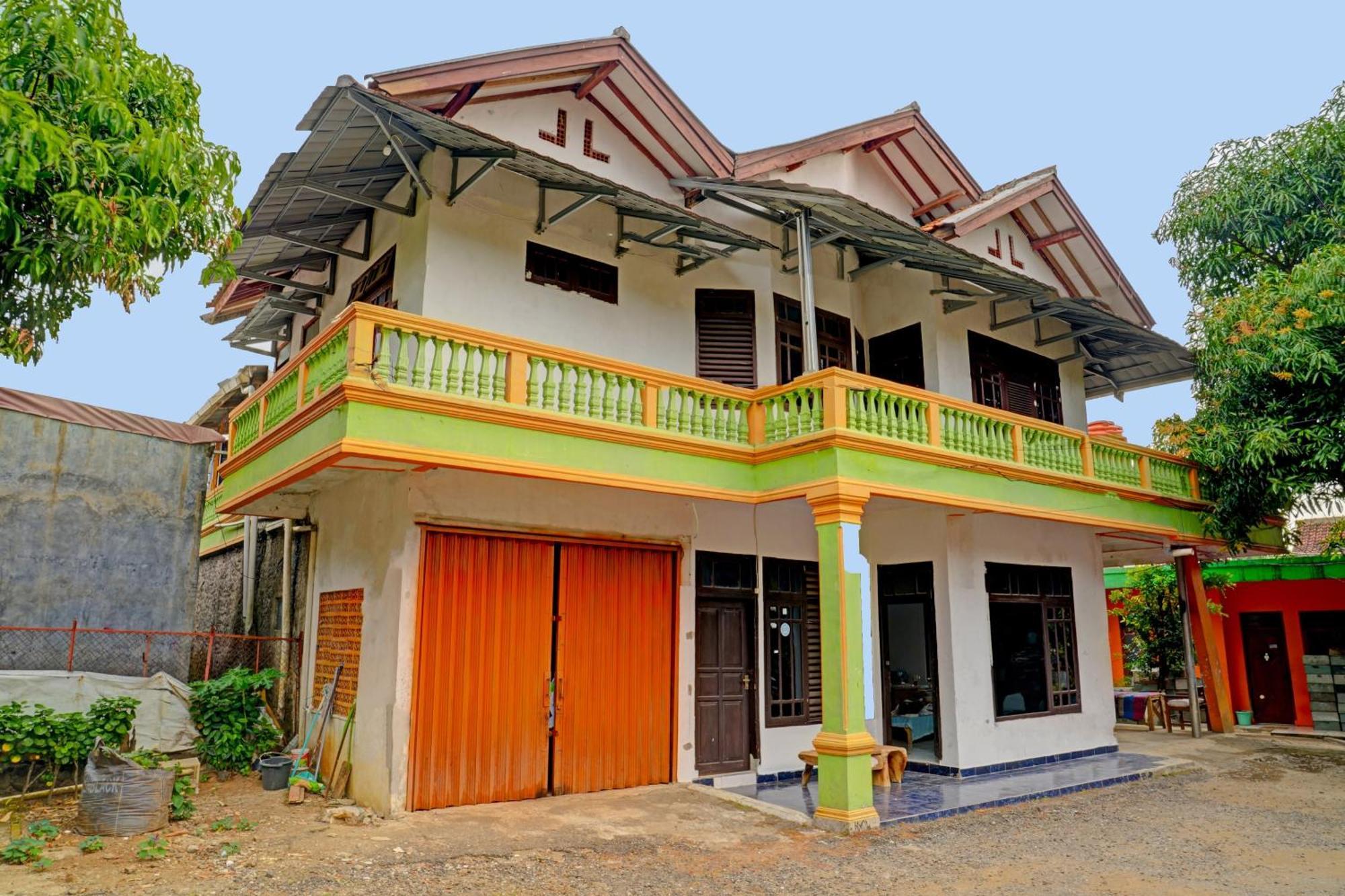 Spot On 92856 Home Stay Syariah Aom Kusman Sukabumi Bagian luar foto