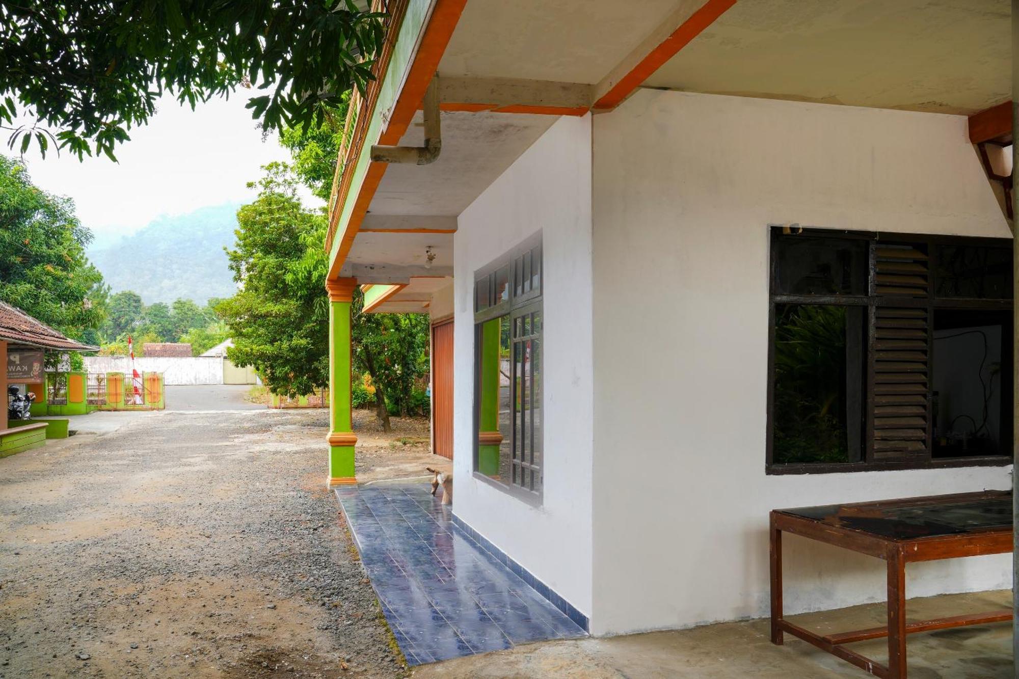 Spot On 92856 Home Stay Syariah Aom Kusman Sukabumi Bagian luar foto